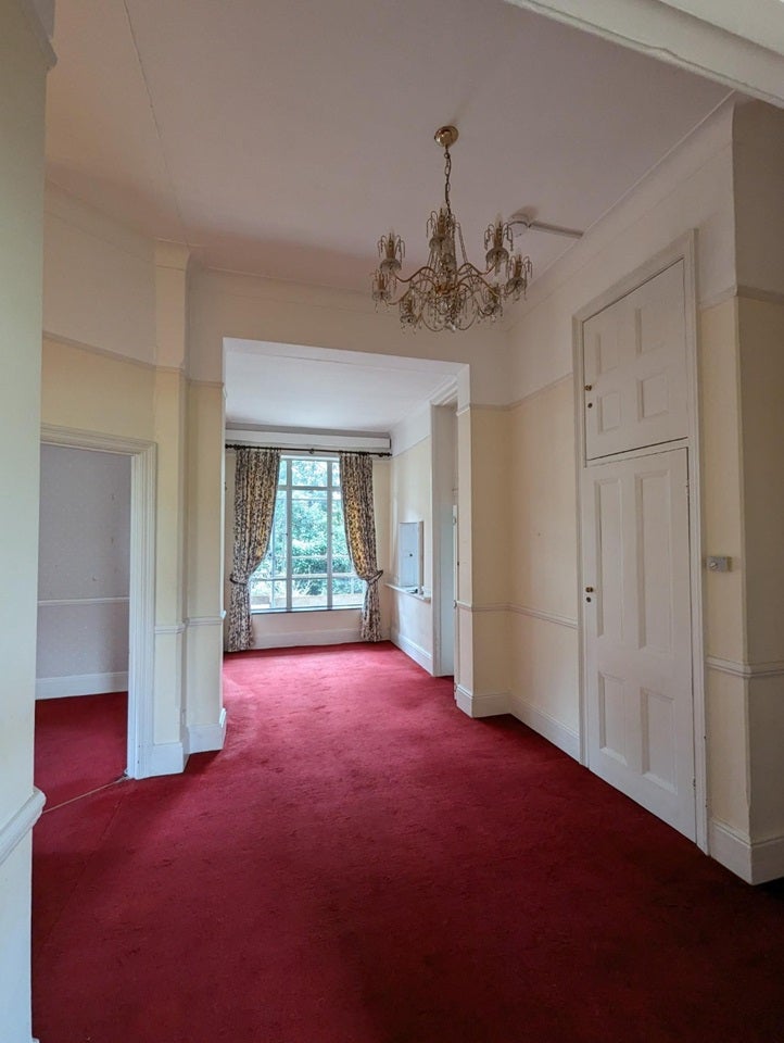Flat Oldfield Road in Greater London