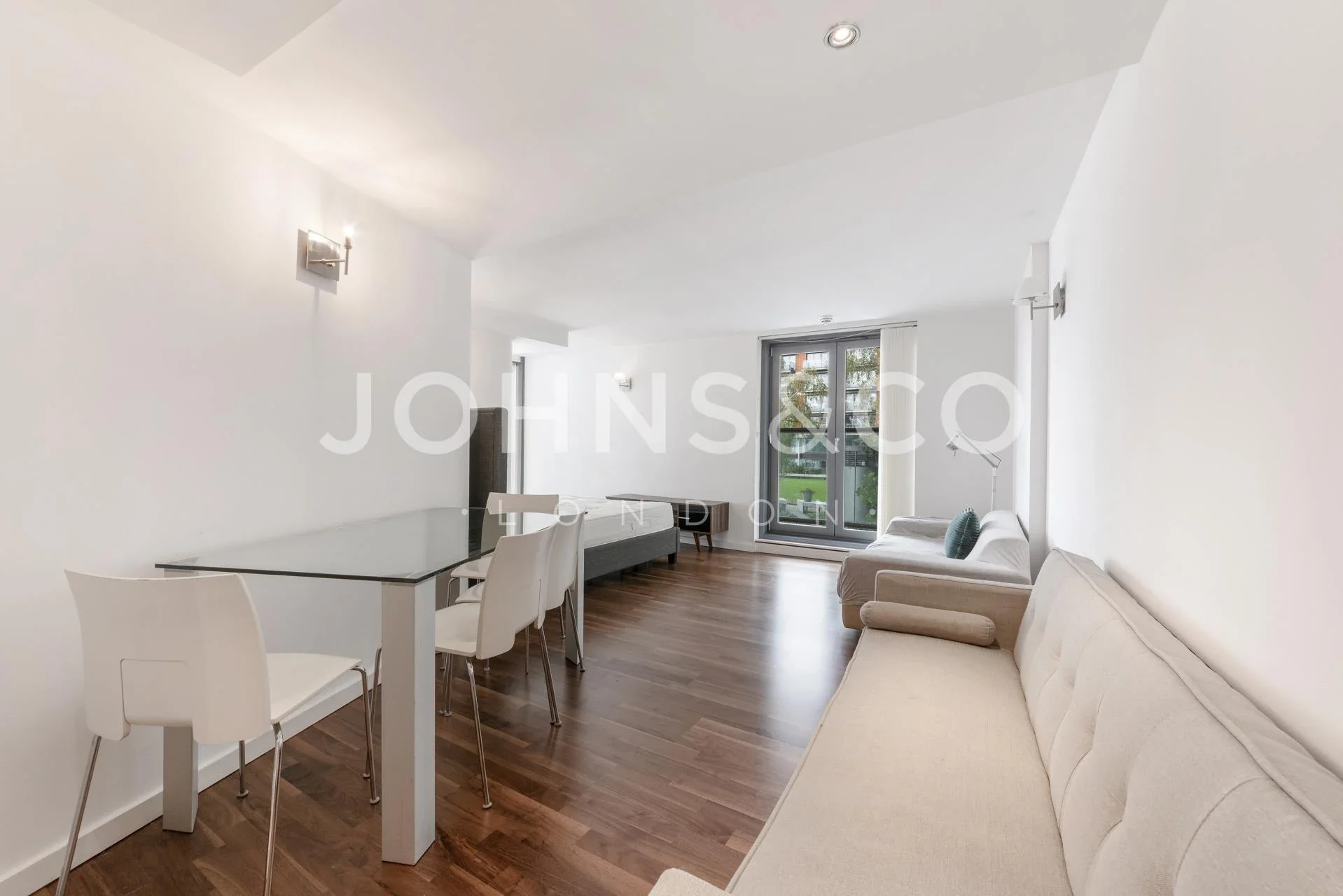 Flat Fairmont Avenue in Greater London