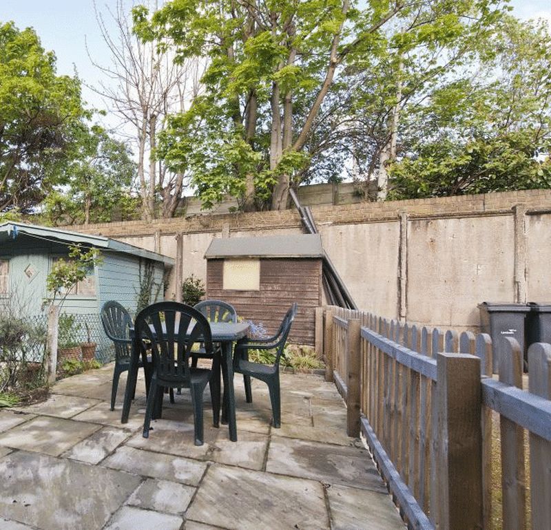 Flat Southolm Street in London