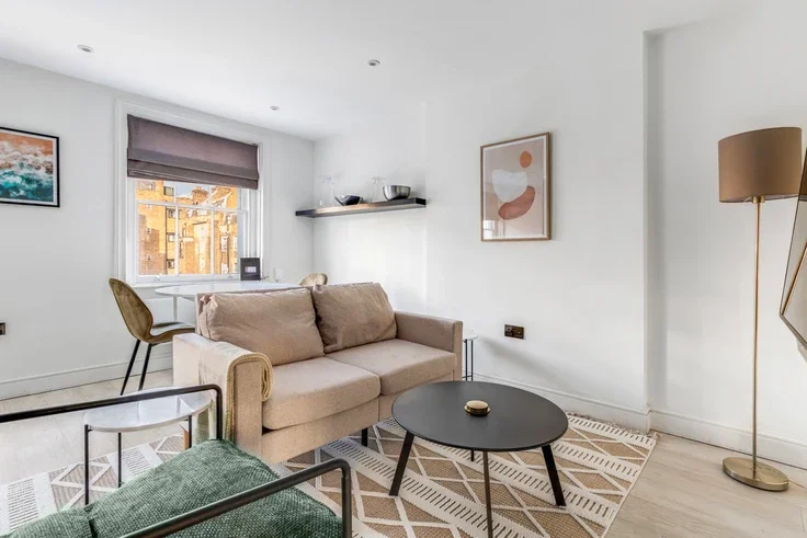 Flat Spring Street in City of Westminster