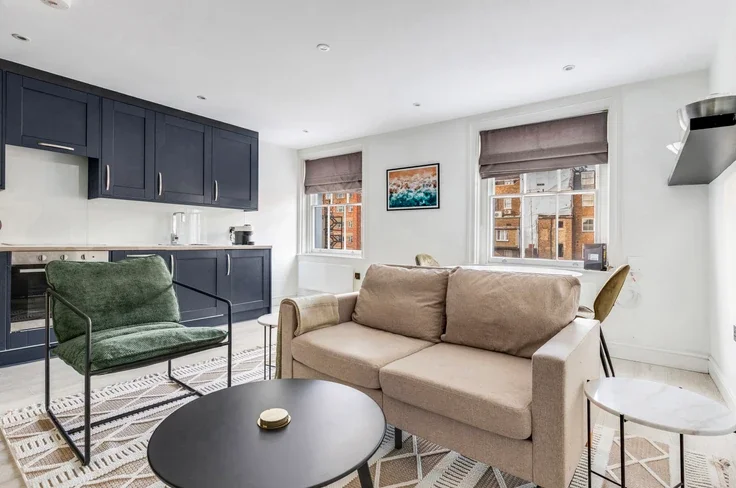 Flat Spring Street in City of Westminster