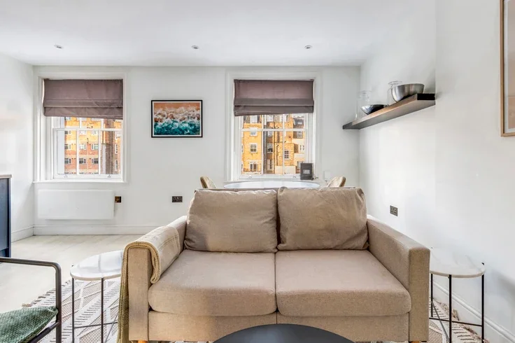Flat Spring Street in City of Westminster