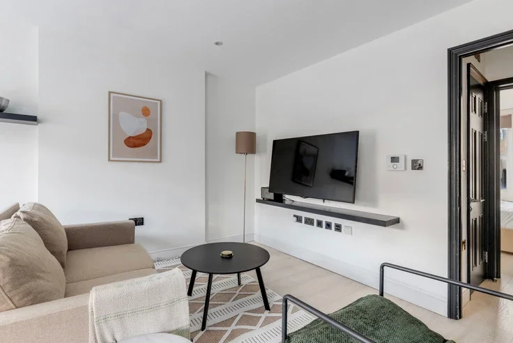 Flat Spring Street in City of Westminster