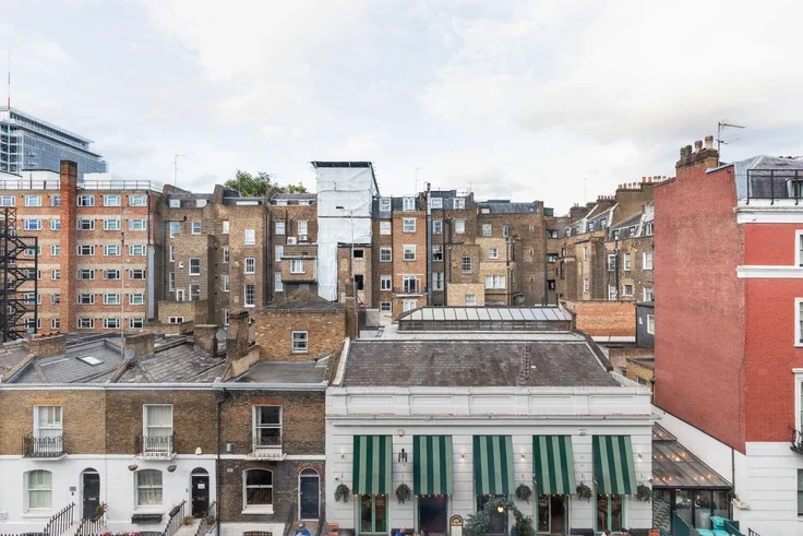 Flat Spring Street in City of Westminster