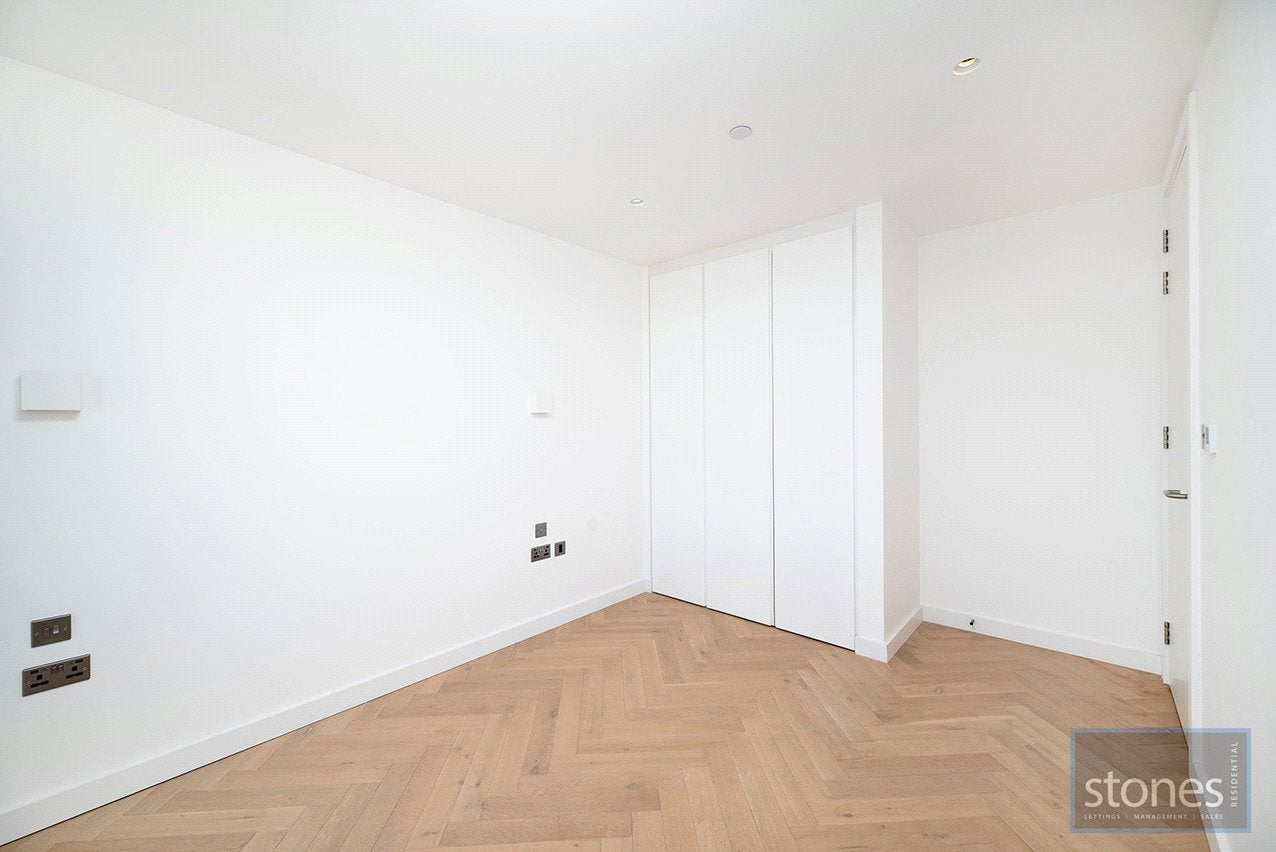 Flat Dudden Hill Lane in Greater London