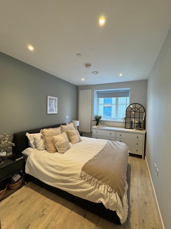 Room Wickford Way in Greater London