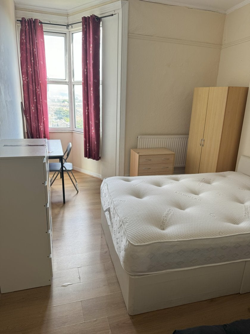 Flat Eaton Crescent in Swansea