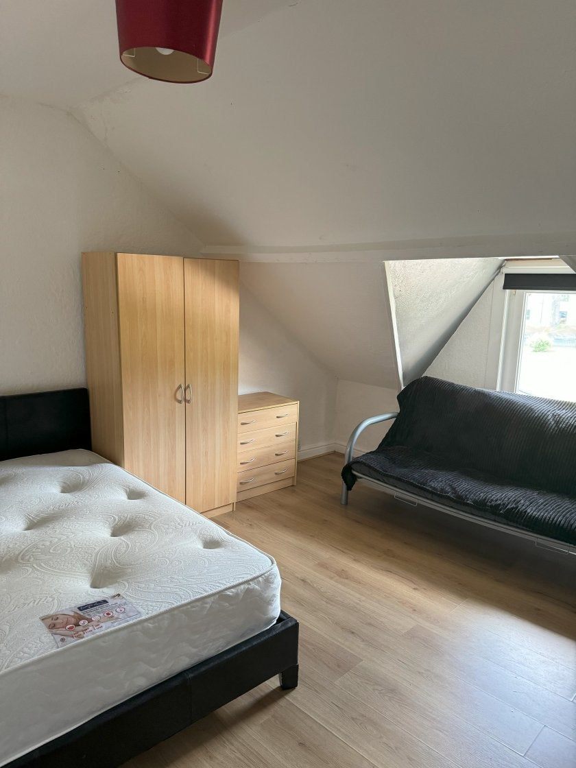 Flat Eaton Crescent in Swansea