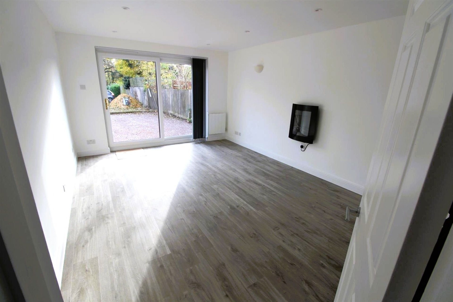 Flat Christchurch Avenue in Greater London