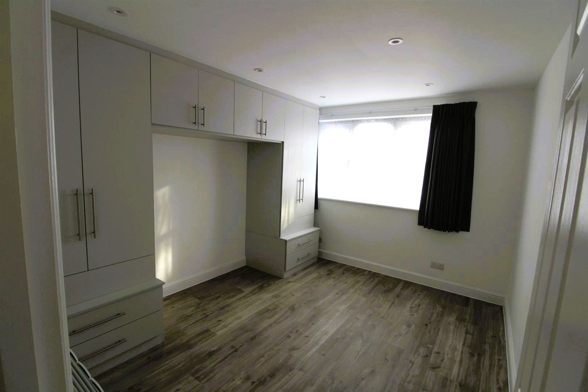 Flat Christchurch Avenue in Greater London