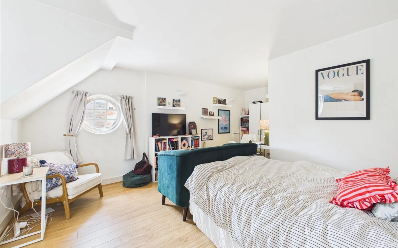 Flat Lurline Gardens in Greater London