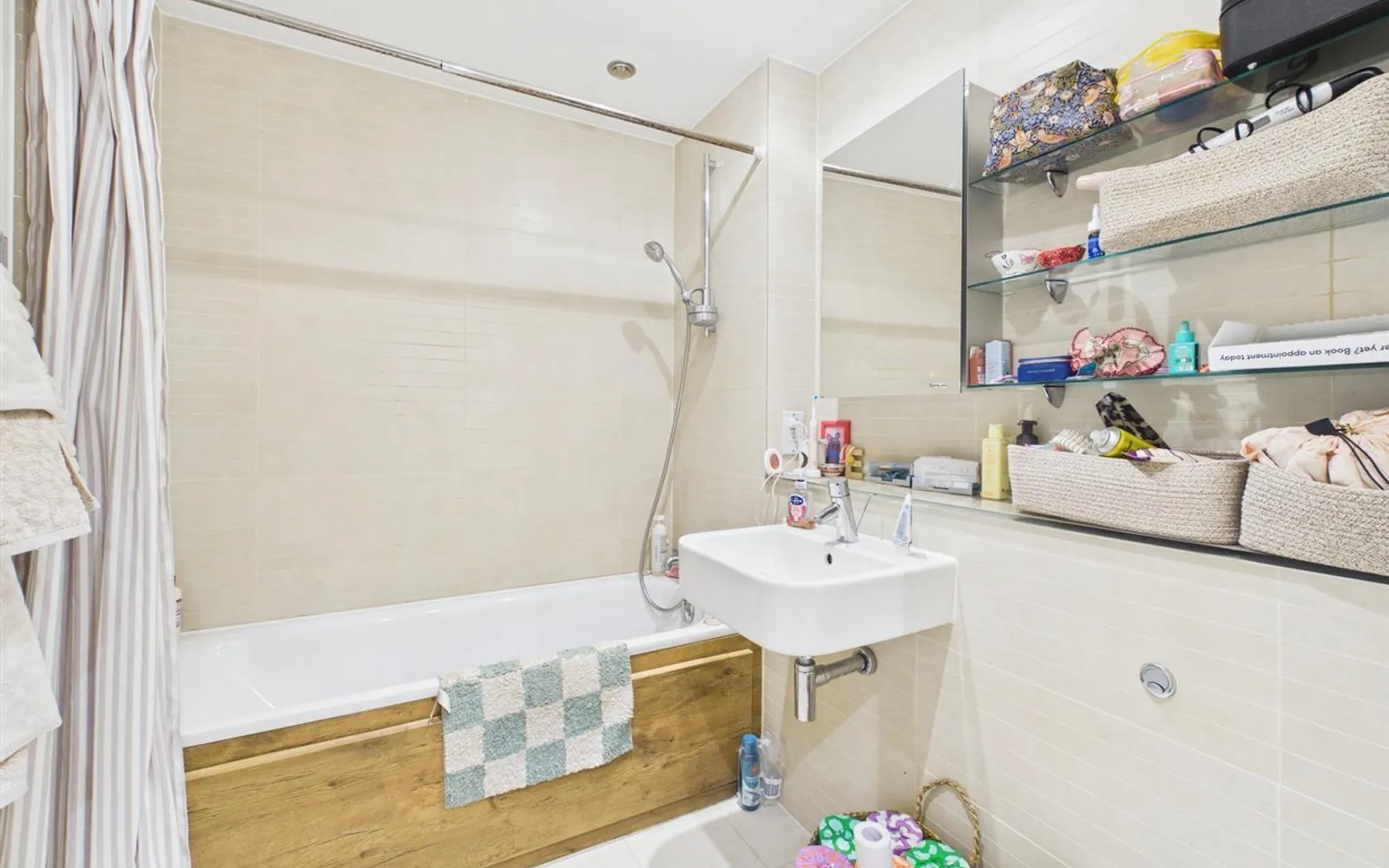 Flat Lurline Gardens in Greater London