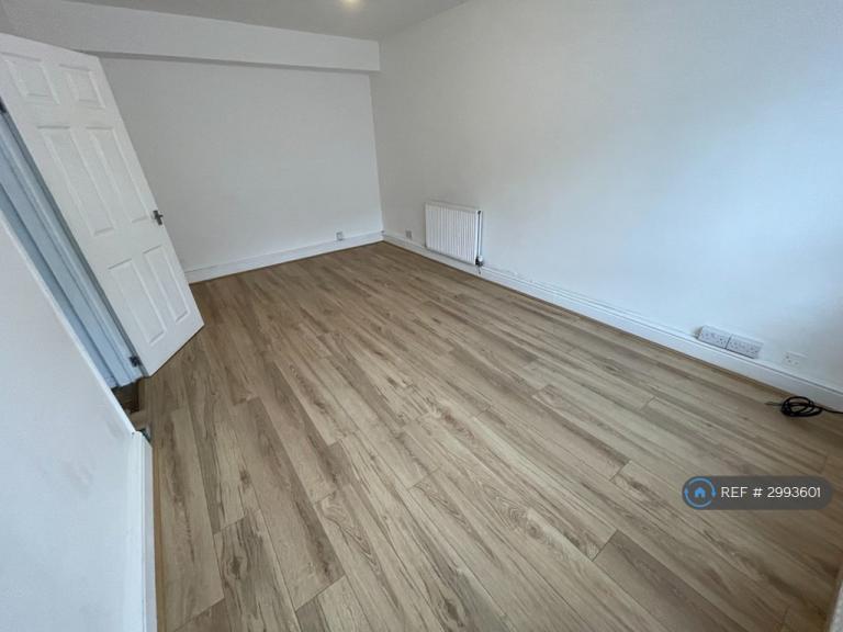 Flat Friern Park in Greater London