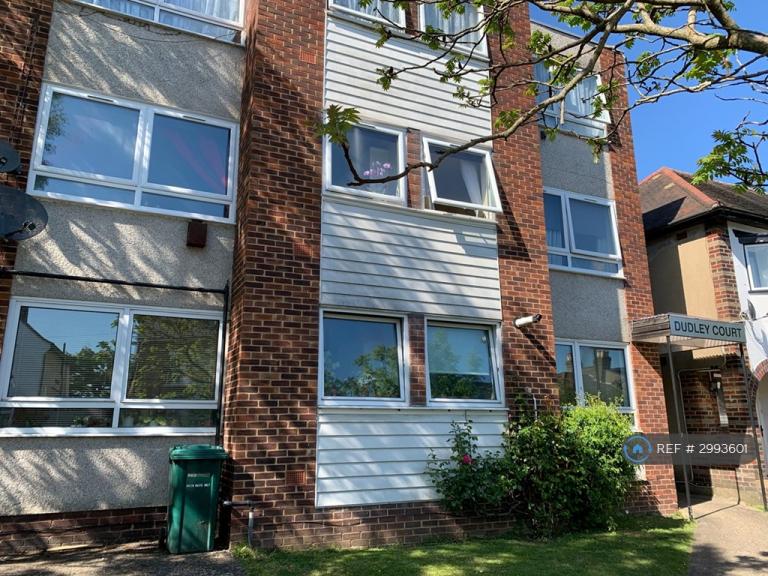 Flat Friern Park in Greater London