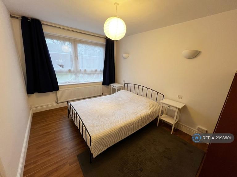Flat Friern Park in Greater London