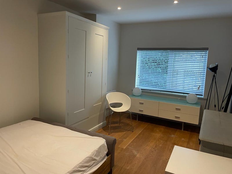 Flat Latimer Road in Greater London