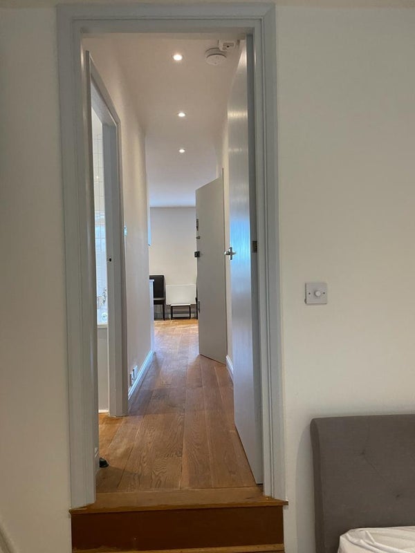 Flat Latimer Road in Greater London