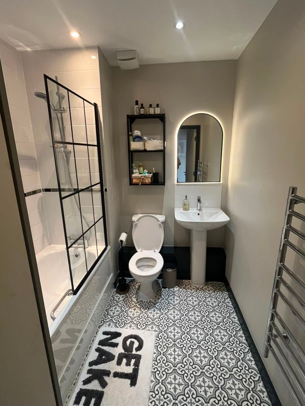 Flat Bouverie Road in Greater London