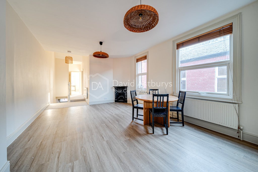 Flat Willesden Lane in London