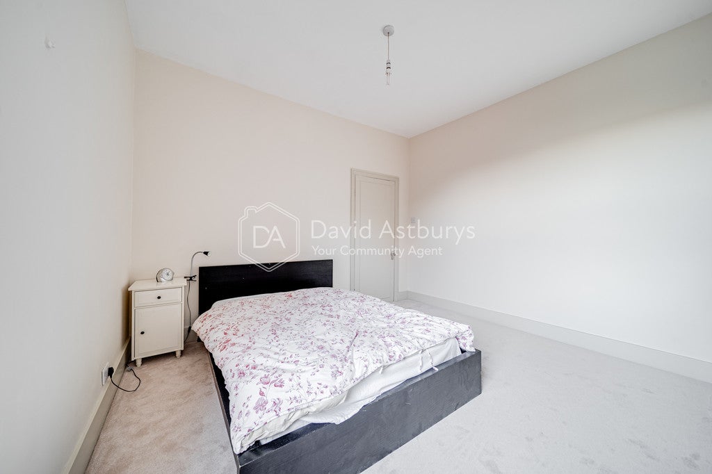 Flat Willesden Lane in London