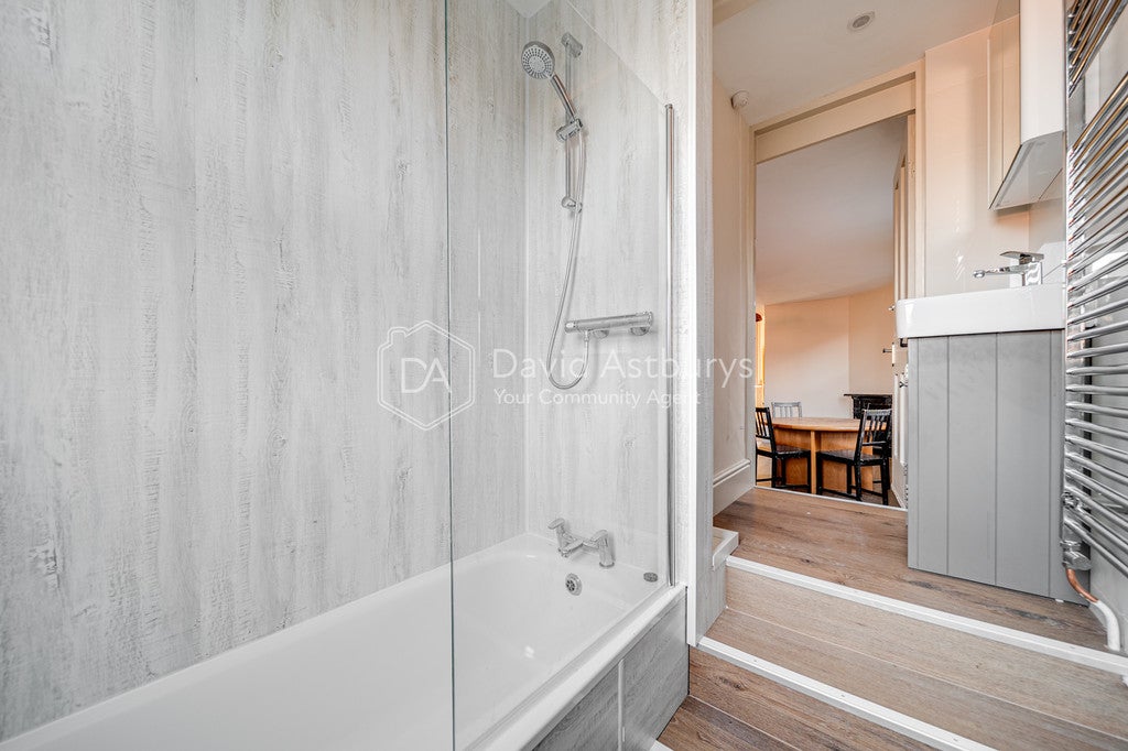 Flat Willesden Lane in London