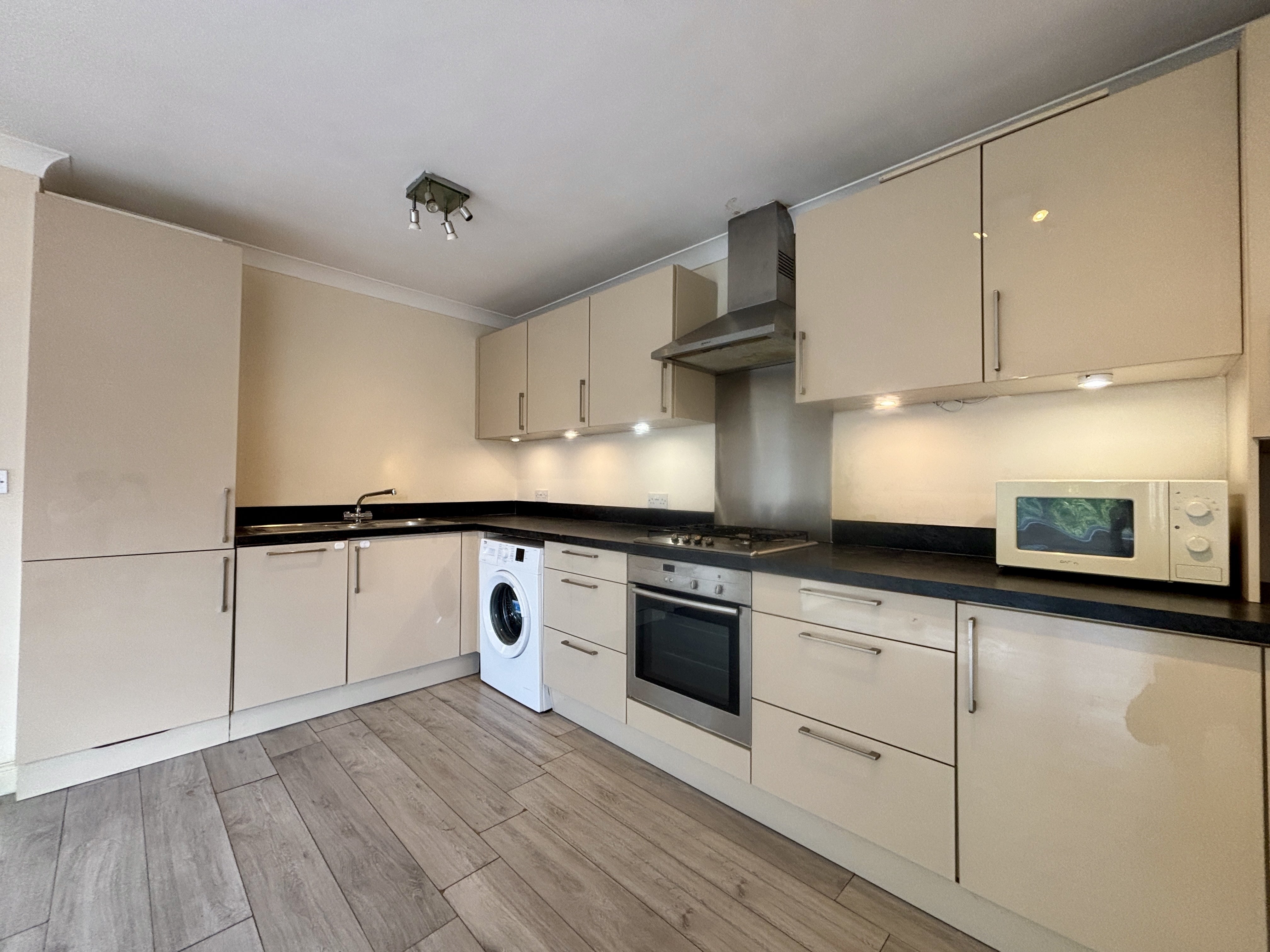 Flat Ravenscroft Road in Greater London