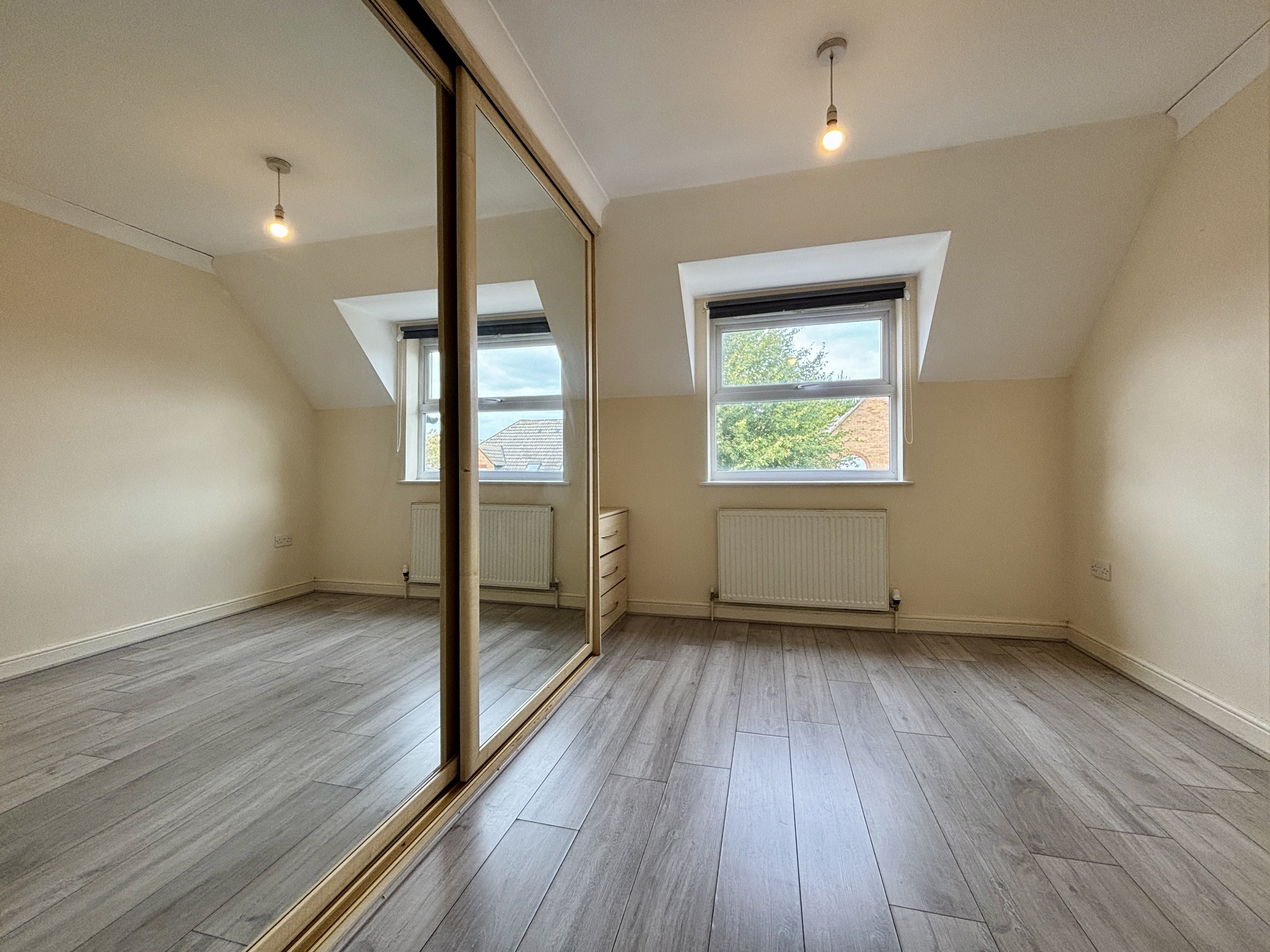Flat Ravenscroft Road in Greater London