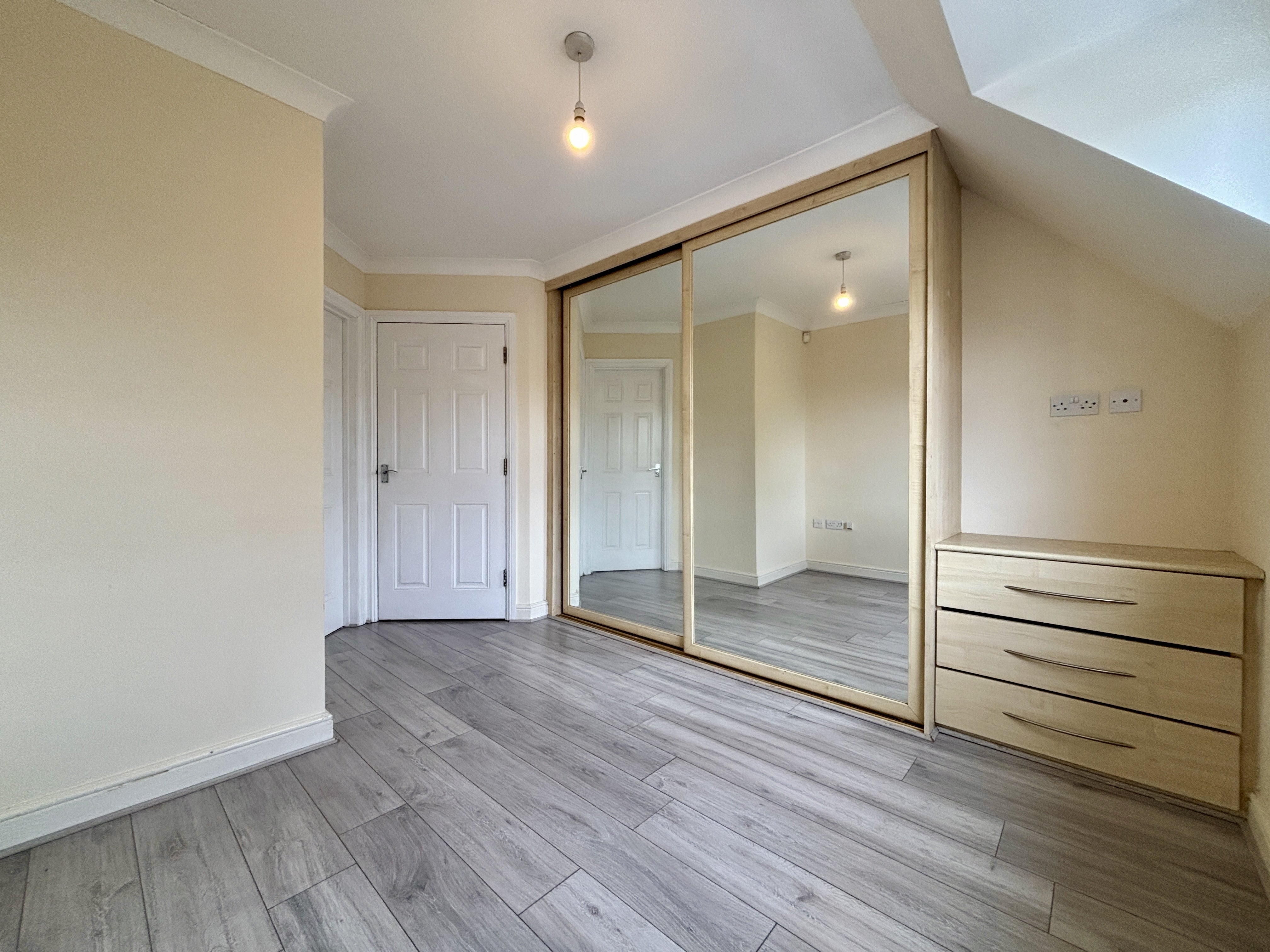 Flat Ravenscroft Road in Greater London