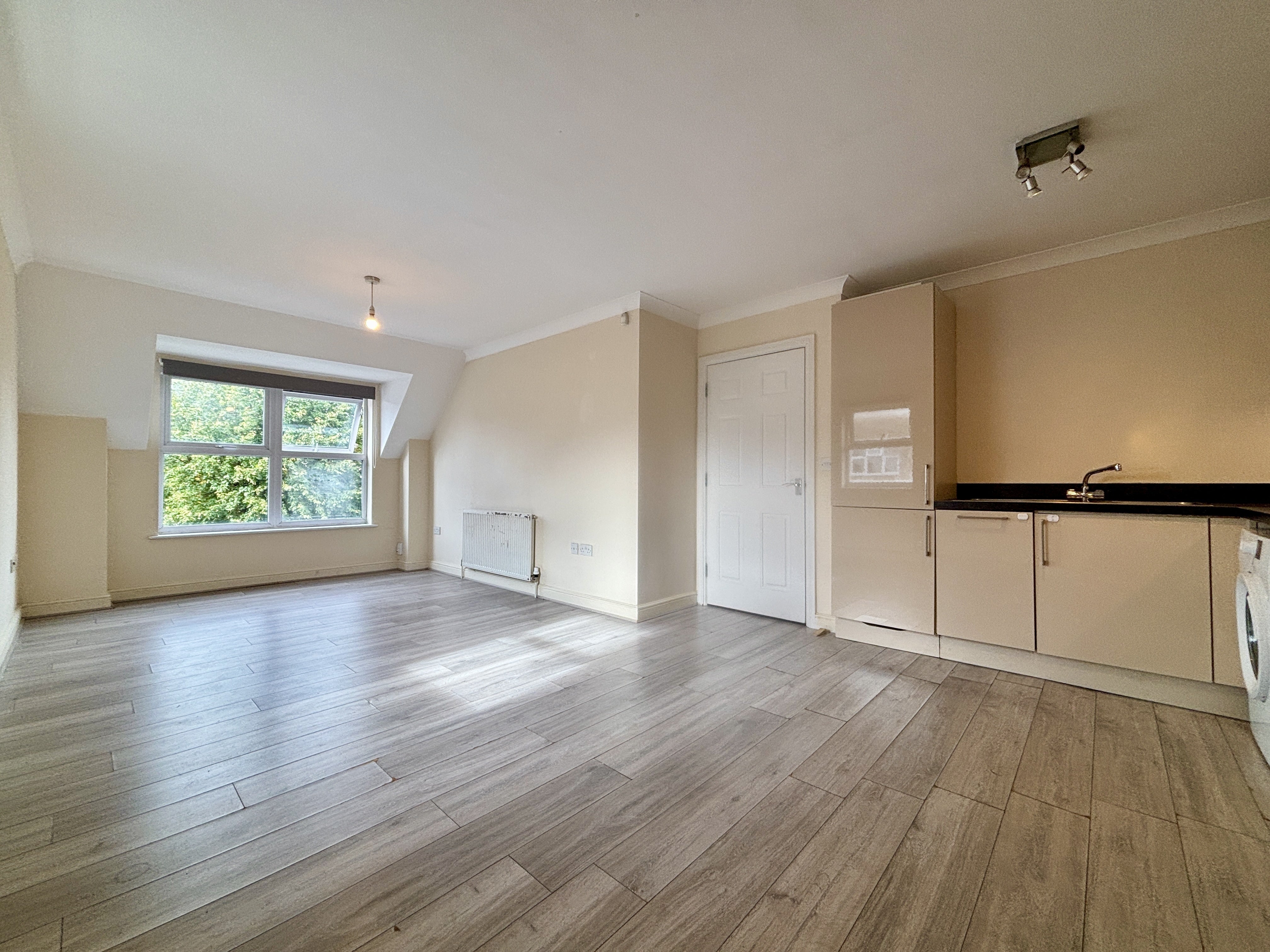 Flat Ravenscroft Road in Greater London