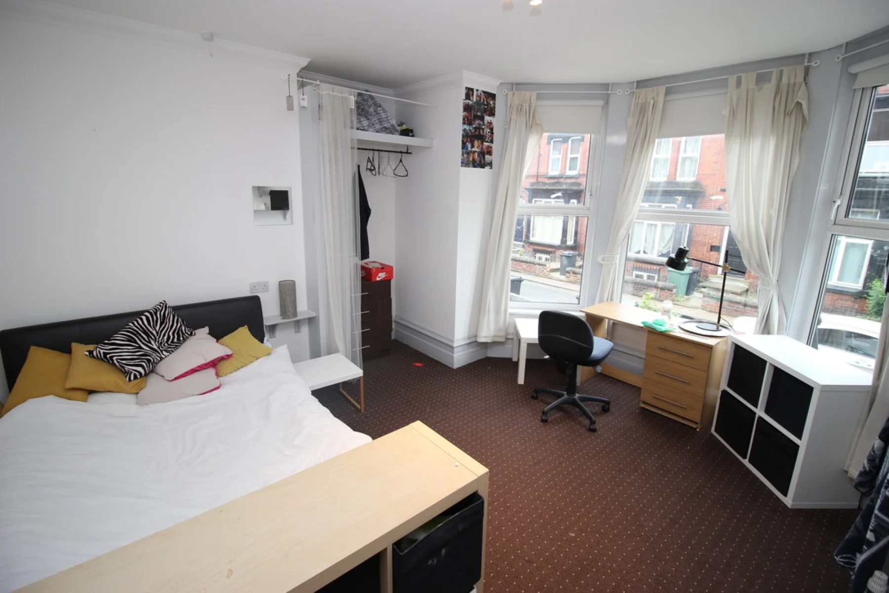 Room Cross Cliff Road in Leeds