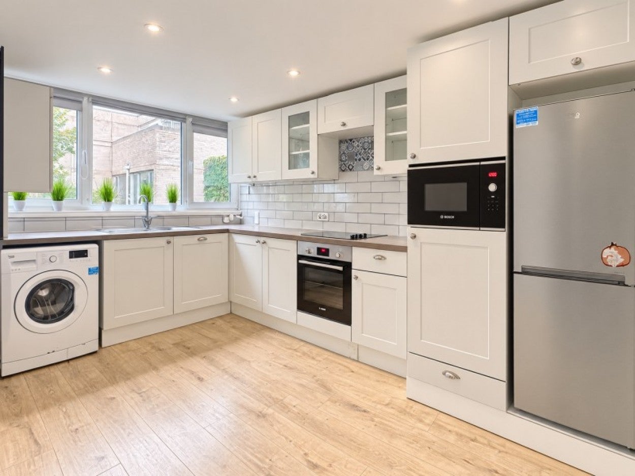 Flat Mountbatten Close in Slough