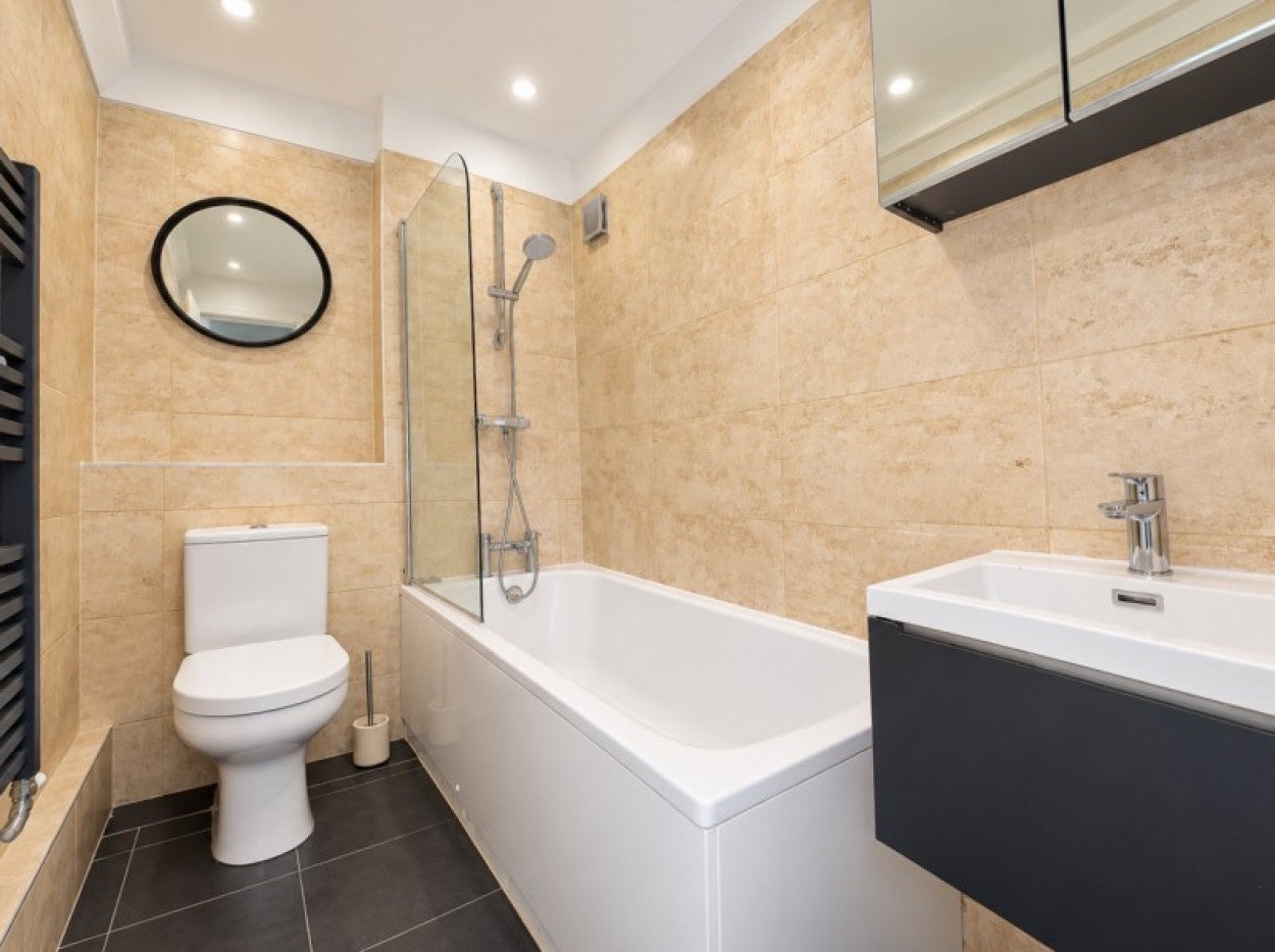Flat Mountbatten Close in Slough