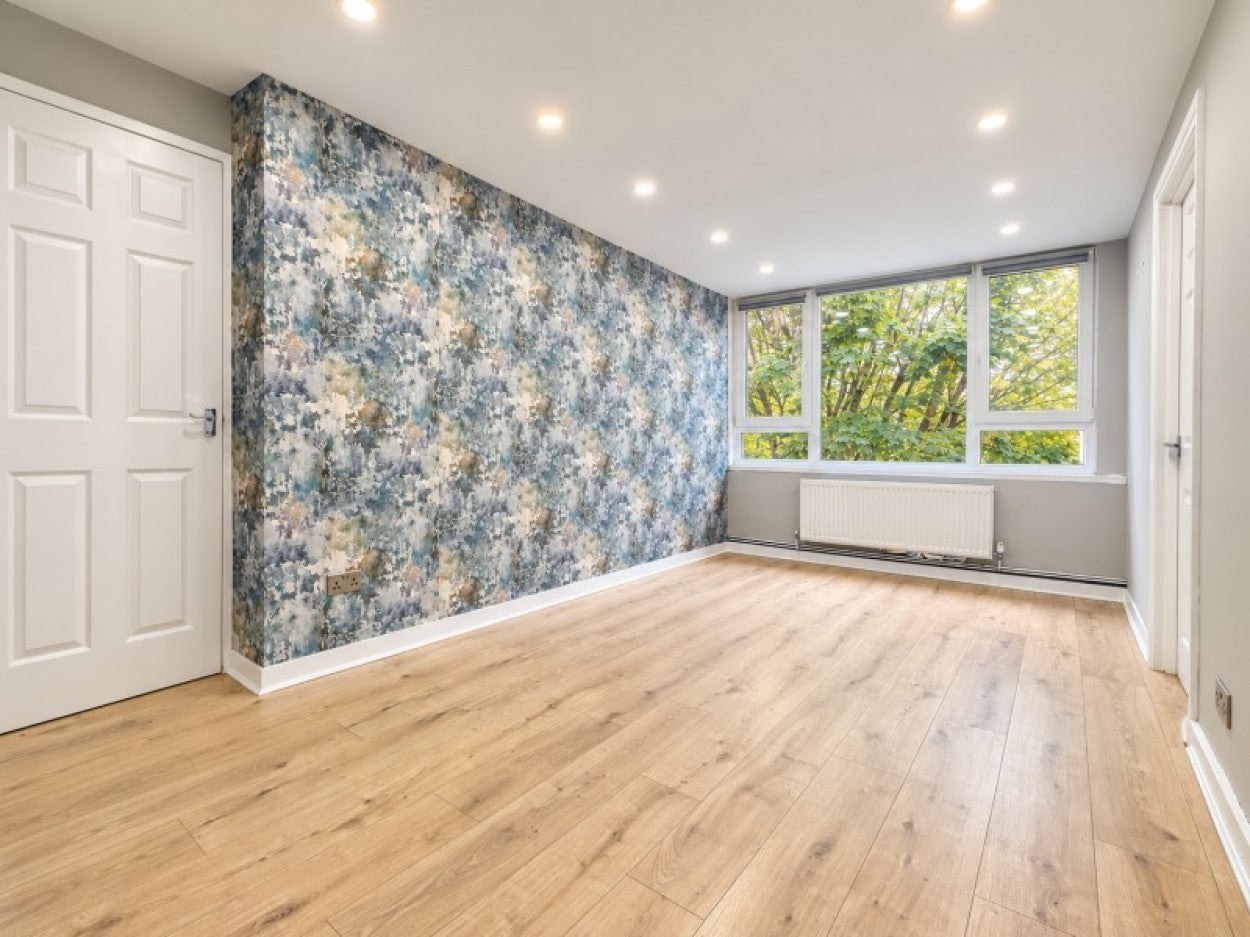 Flat Mountbatten Close in Slough