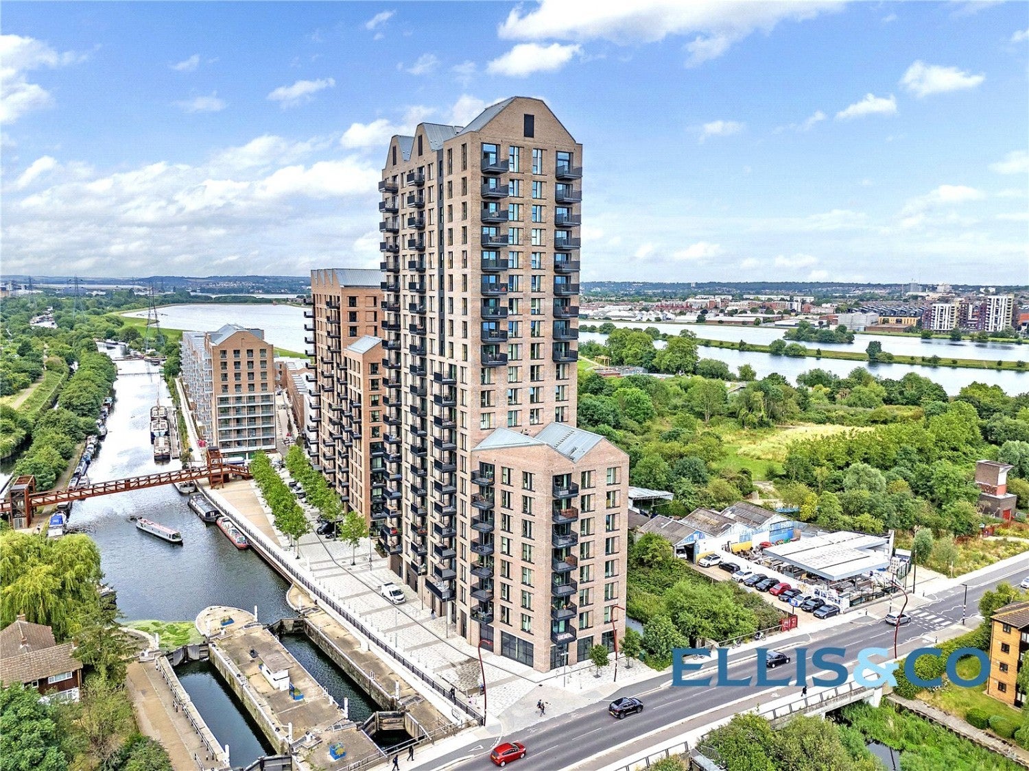Flat Hale Wharf in Greater London