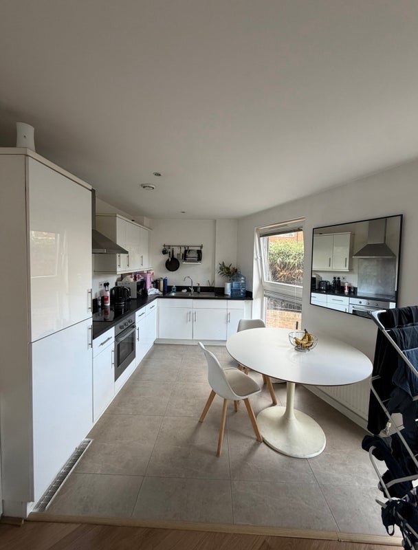 Room Amhurst Road in Greater London