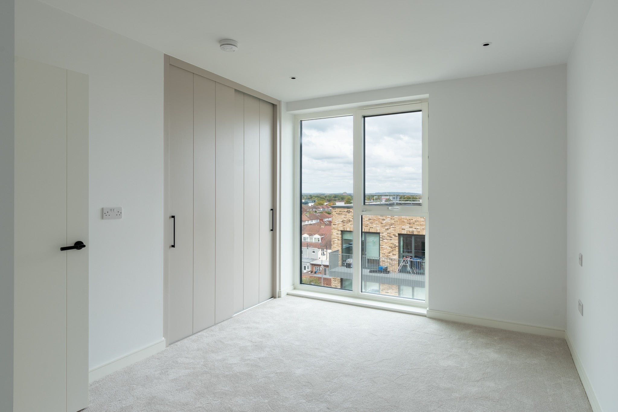Flat Cedrus Avenue in Greater London