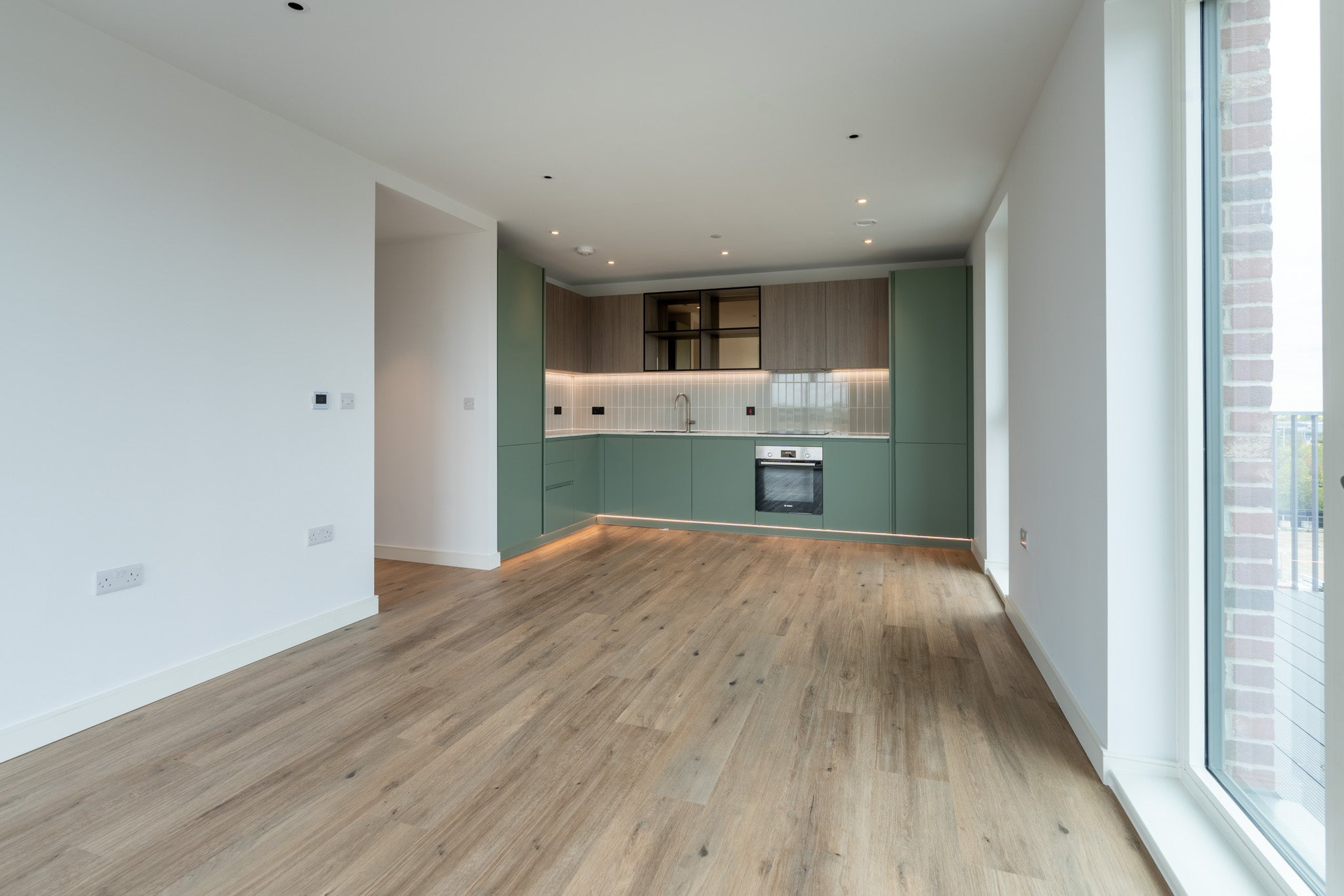 Flat Cedrus Avenue in Greater London