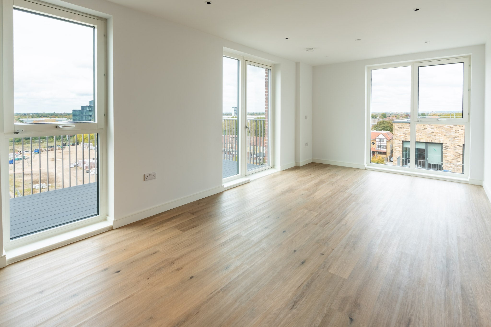 Flat Cedrus Avenue in Greater London