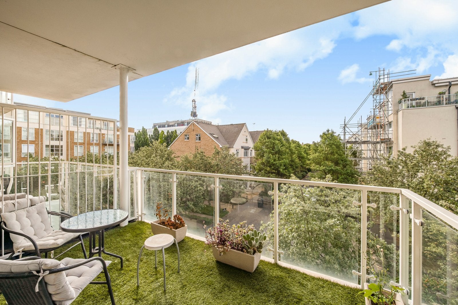Flat Melliss Avenue in Greater London