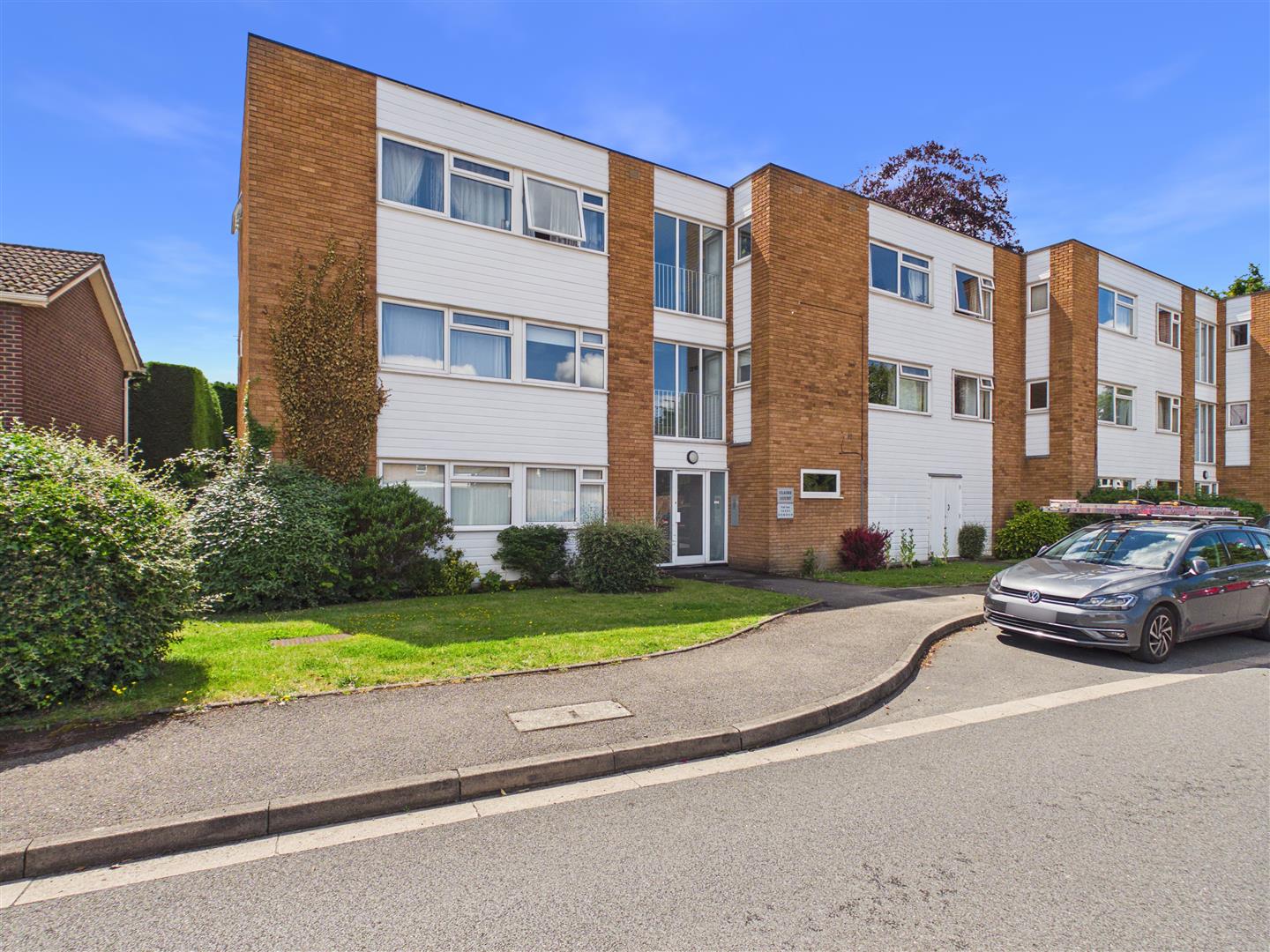 Flat Saint Martins Drive in Walton-on-Thames