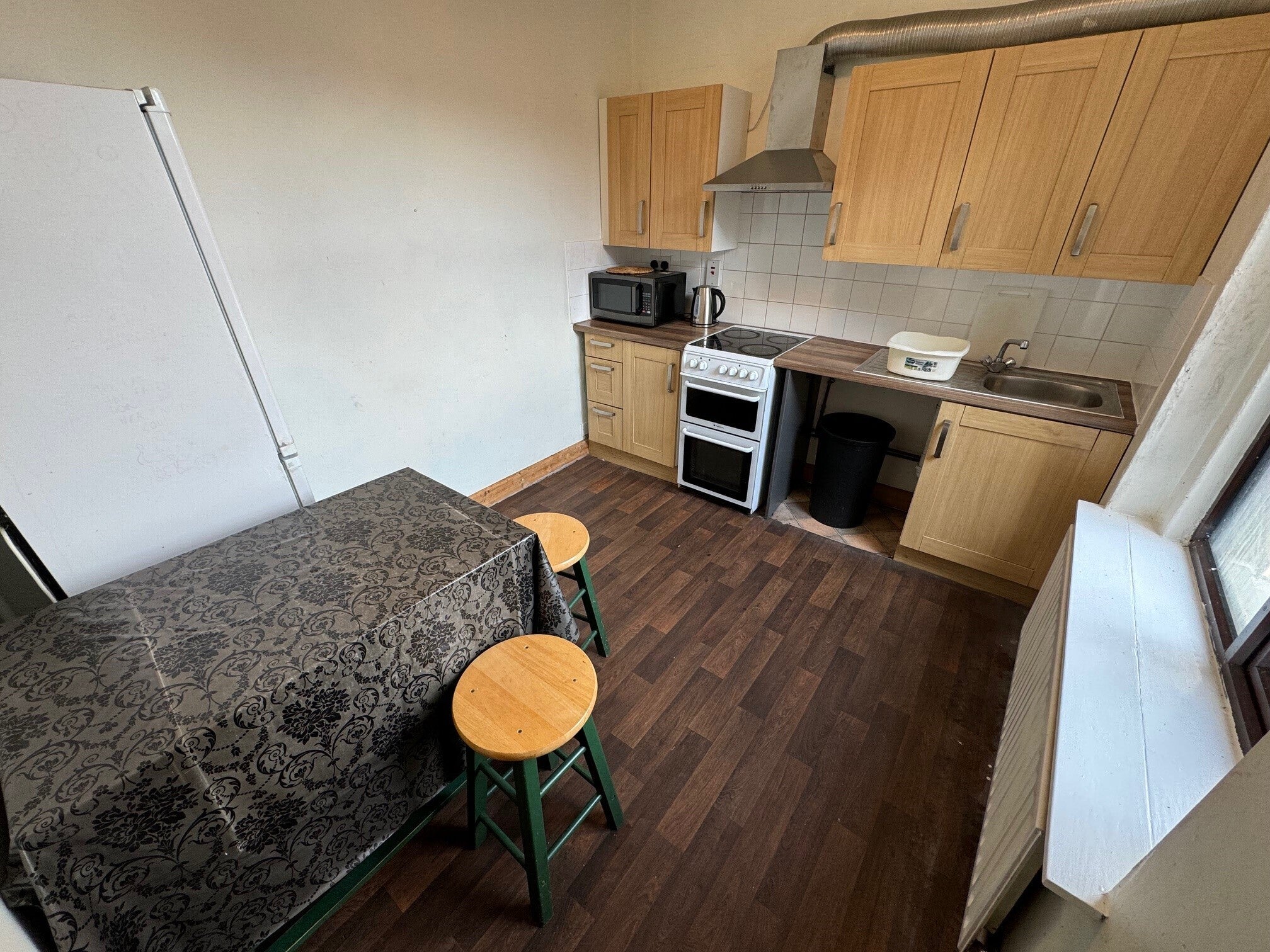 Room Fishponds Road in Bristol