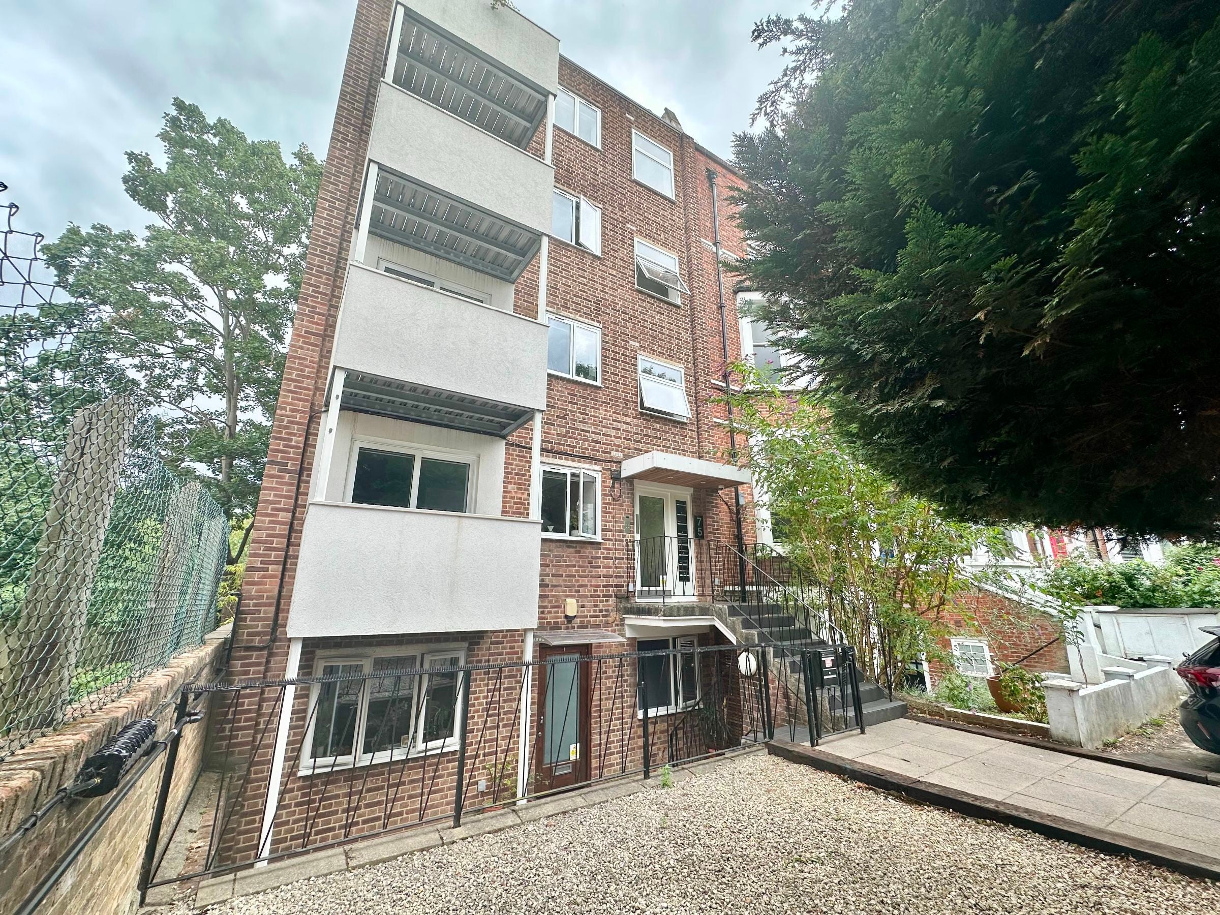 Flat Brixton Hill in Greater London