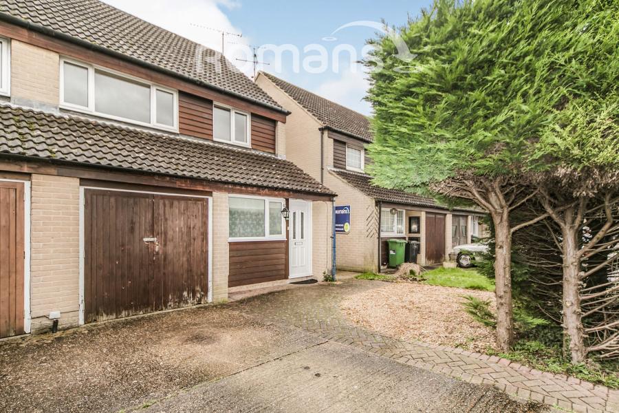 House Evergreen Drive in Holybrook