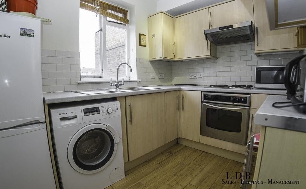 Flat Greyhound Road in Greater London