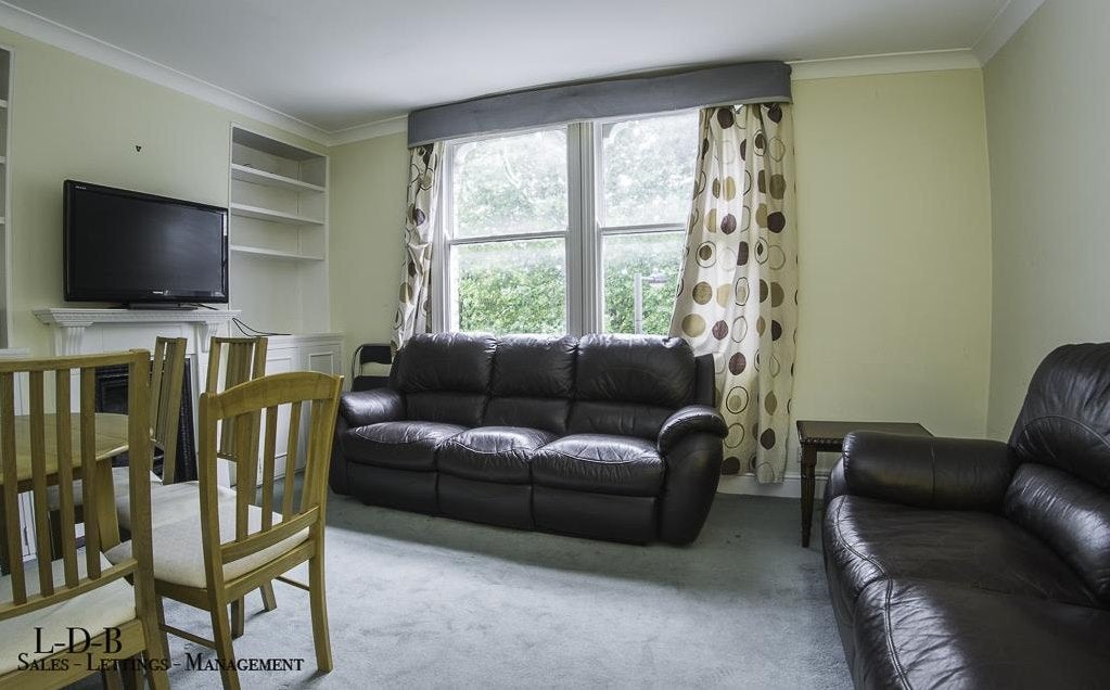 Flat Greyhound Road in Greater London