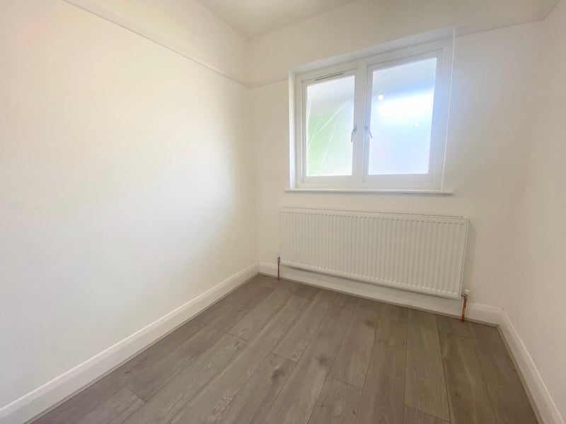 Room The Ridgeway in Greater London