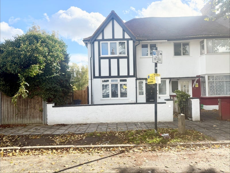 Room The Ridgeway in Greater London