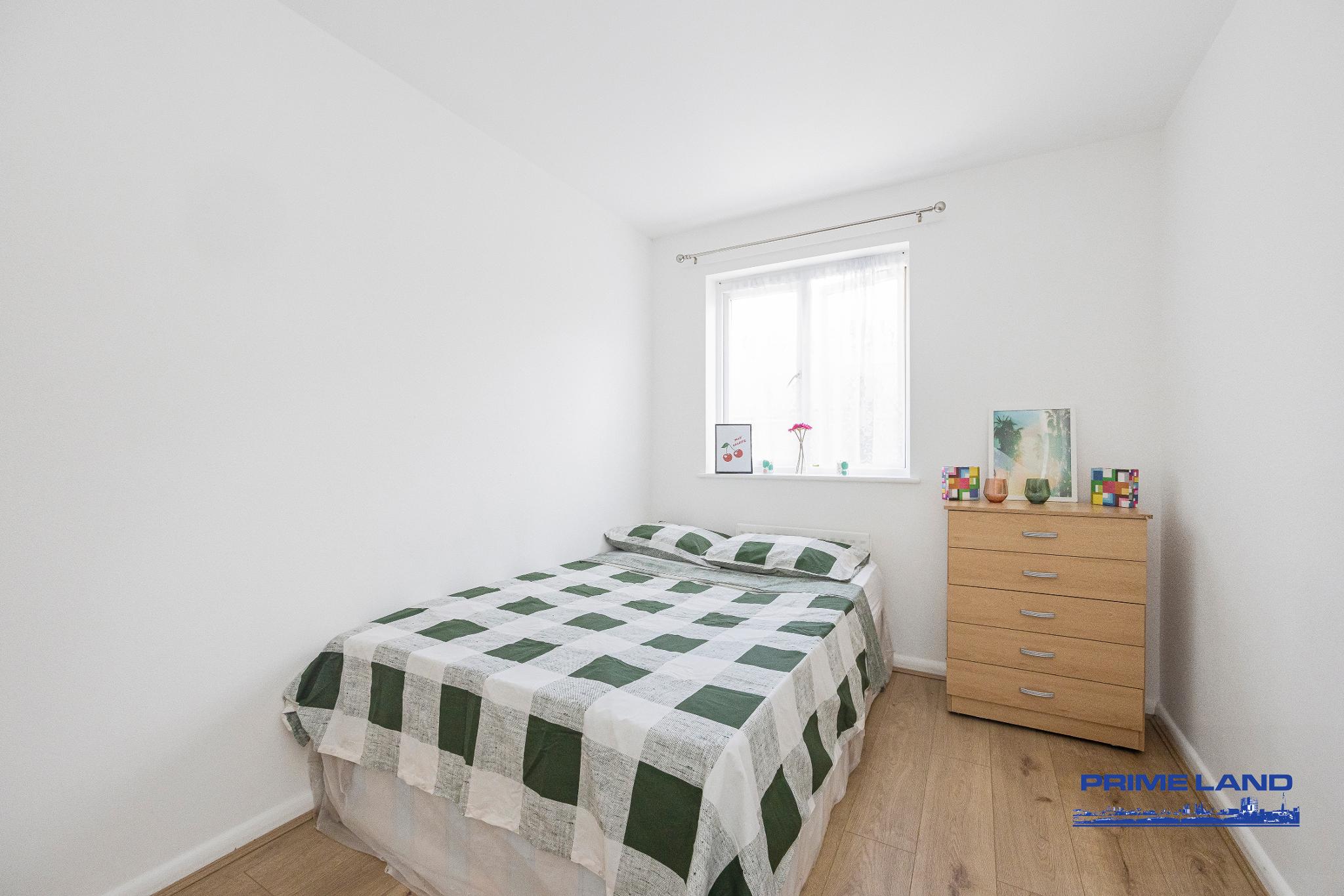 Room Galsworthy Avenue in Greater London