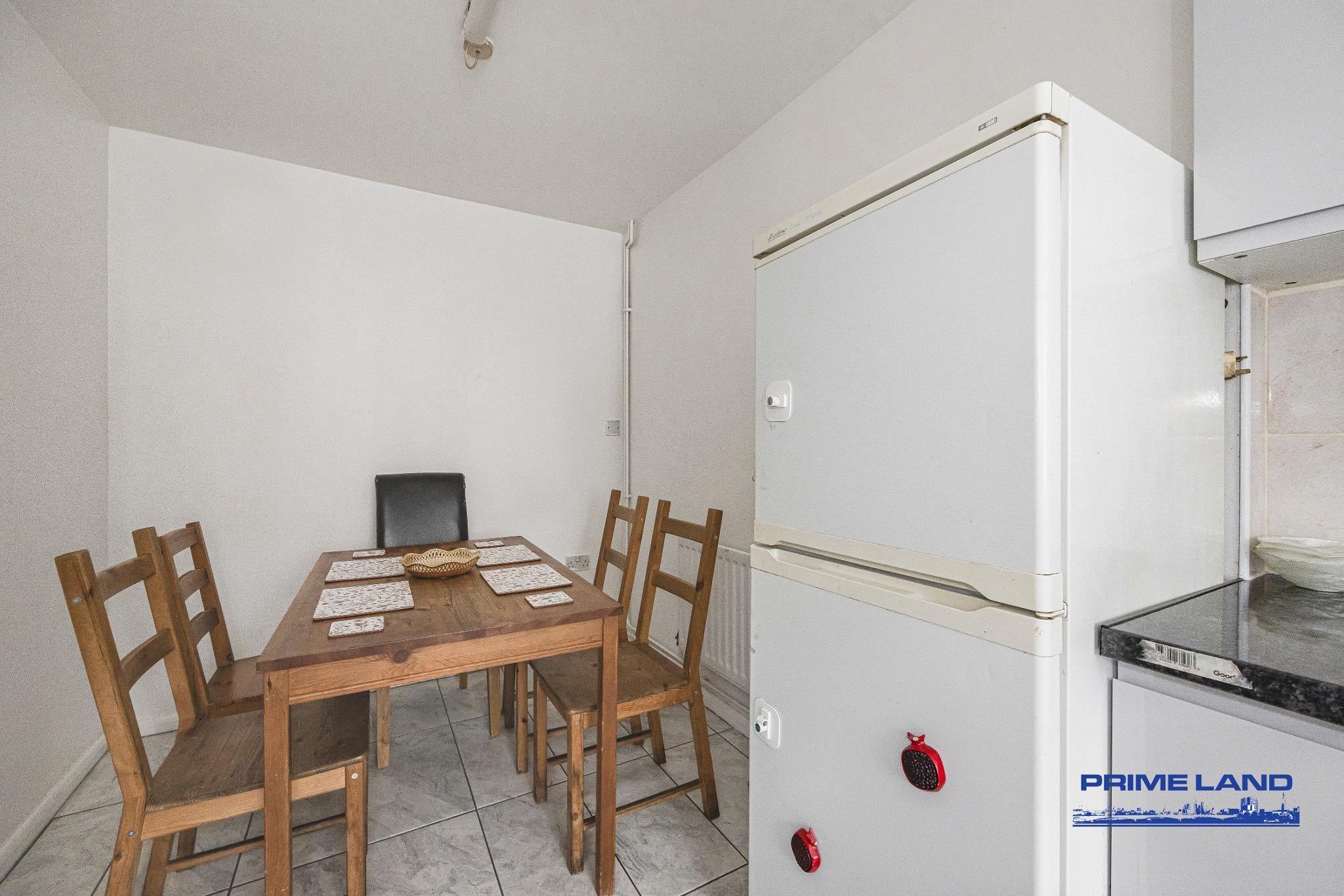 Room Galsworthy Avenue in Greater London