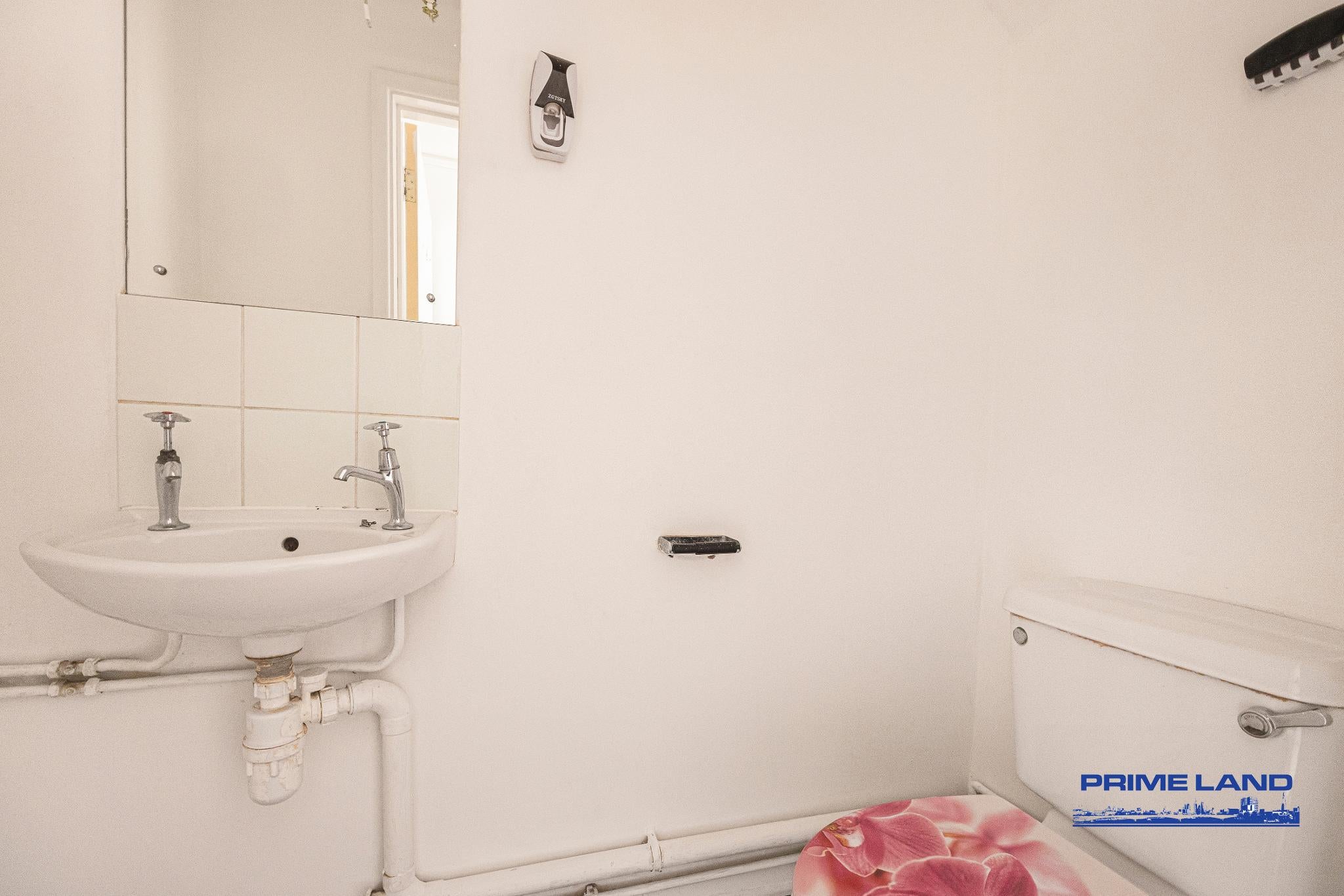 Room Galsworthy Avenue in Greater London